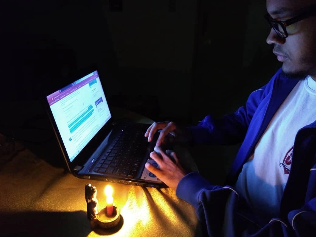 Venezolanos pierden horas de trabajo intentando conectarse a Internet (Video)
