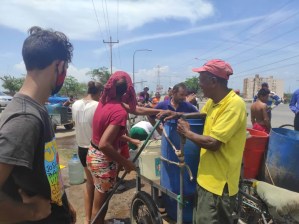 Hasta 10 kilómetros pueden recorrer en Maracaibo en busca de un “pote” de agua (Fotos)