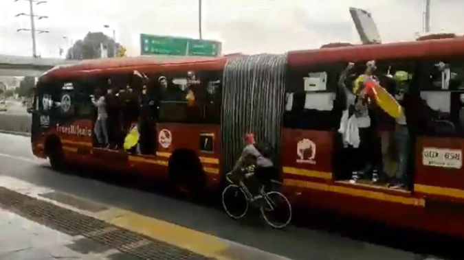 Encapuchados se apoderaron de un bus de TransMilenio en Bogotá (Video)