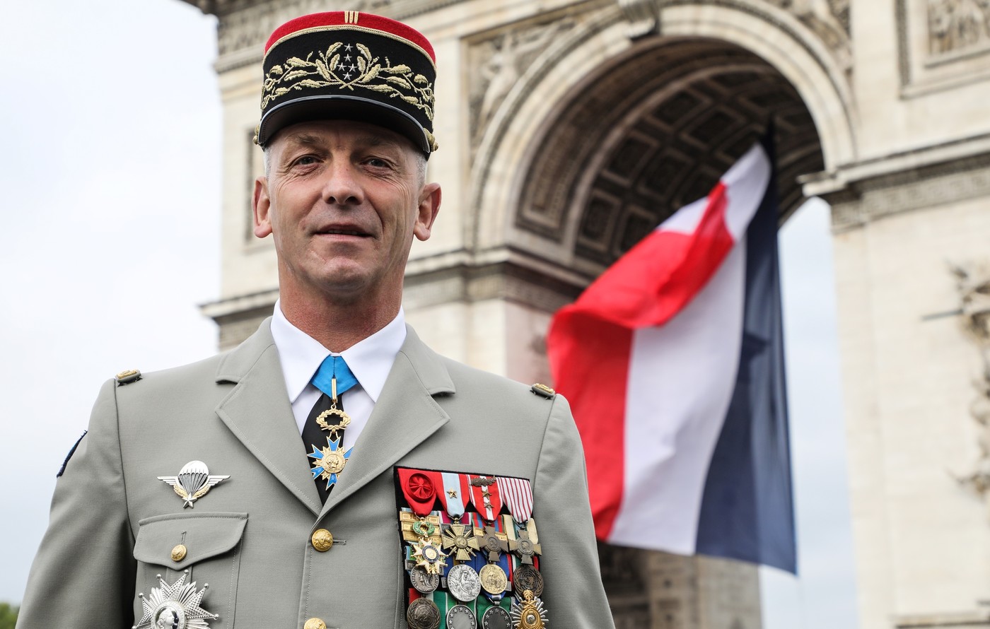Ejército francés arremete contra militares que alertaron sobre una posible guerra civil