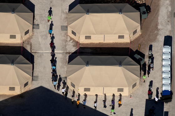 Hallaron a los padres de otros 54 niños separados en la frontera durante la Administración de Trump