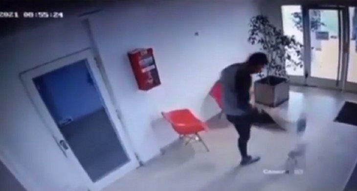 ¡Aberrante! Árbitro argentino pateó una perrita perdida en su residencia (Video)