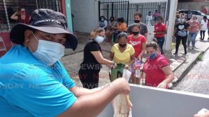 Venezuelan refugee gives away free fish to help jobless