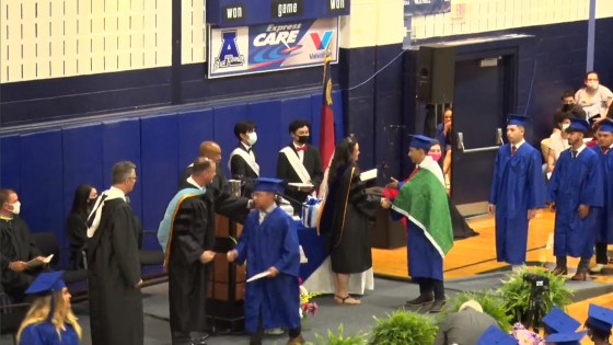 Niegan diploma a estudiante en Carolina del Norte por usar bandera mexicana en su acto de graduación (Video)