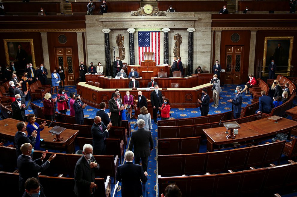 Senado de EEUU trabaja a contra reloj para votar por el plan de infraestructuras