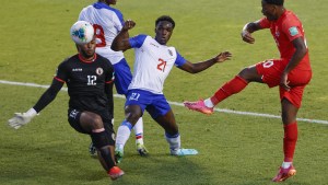 Portero de Haití marcó uno de los autogoles más insólitos en eliminatorias (Video)