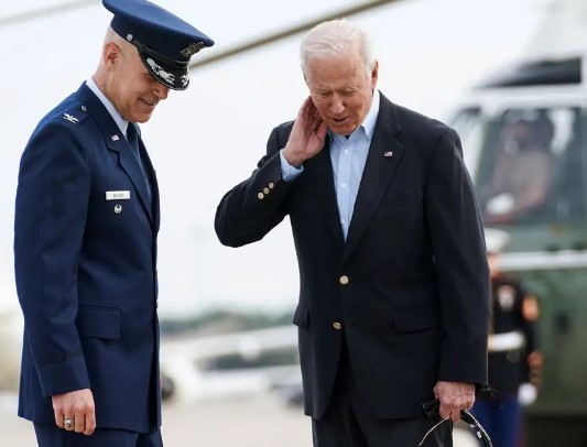 Una invasión de cigarras retrasó el avión de periodistas que acompañan a Biden a Europa