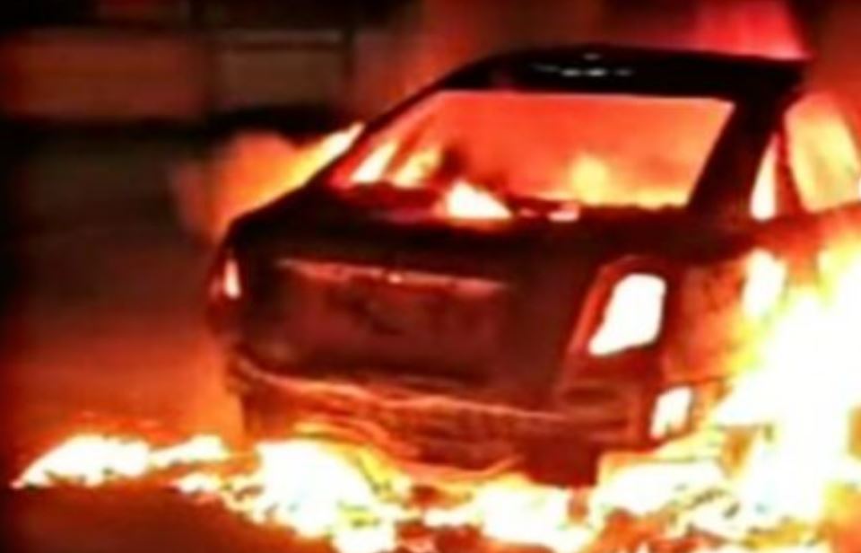 Un Optra se incendió en la carretera Negra La Flint de Anzoátegui este #13Jun