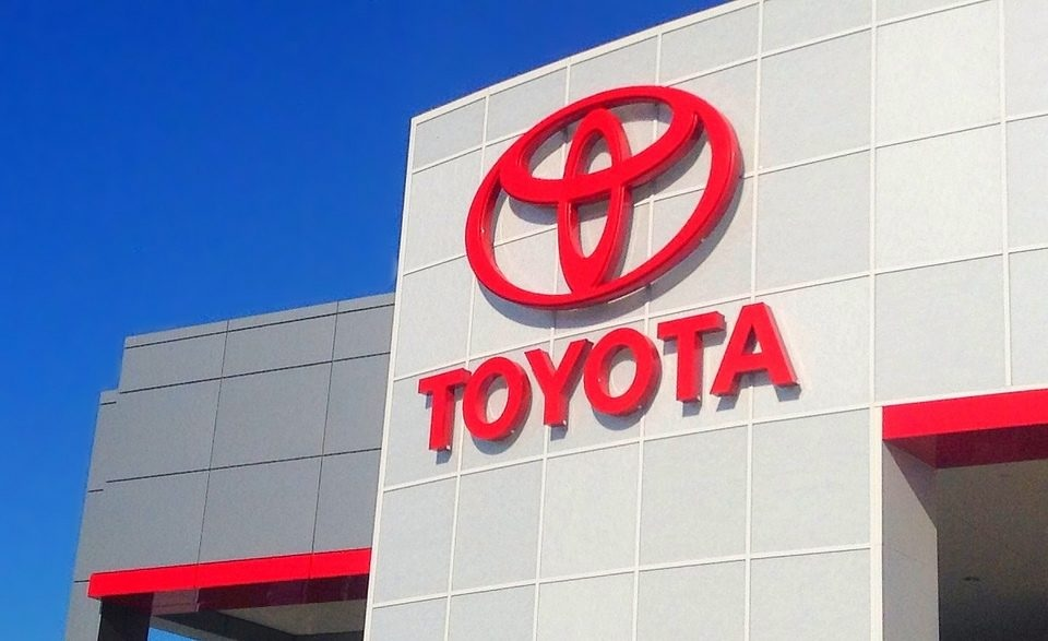 Toyota: Es demasiado pronto para centrarse únicamente en los automóviles eléctricos