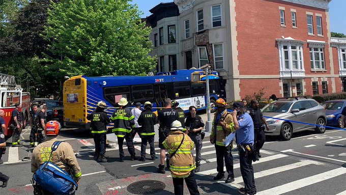 Autobús chocó contra una vivienda en Nueva York y dejó 17 heridos (Fotos)