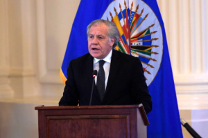 Almagro habla sobre la agenda regional y  la democracia con el canciller de Chile