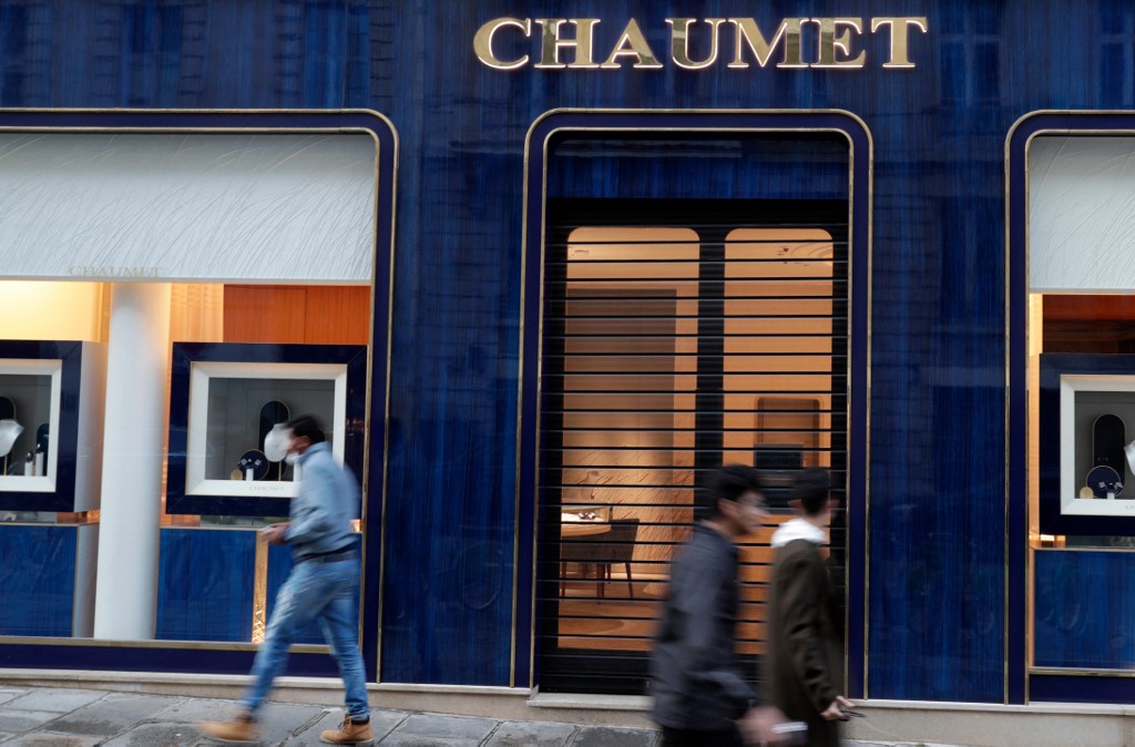 Con pistola eléctrica y bomba lacrimógena, así fue el segundo robo en tres días a una joyería de lujo en París (video)