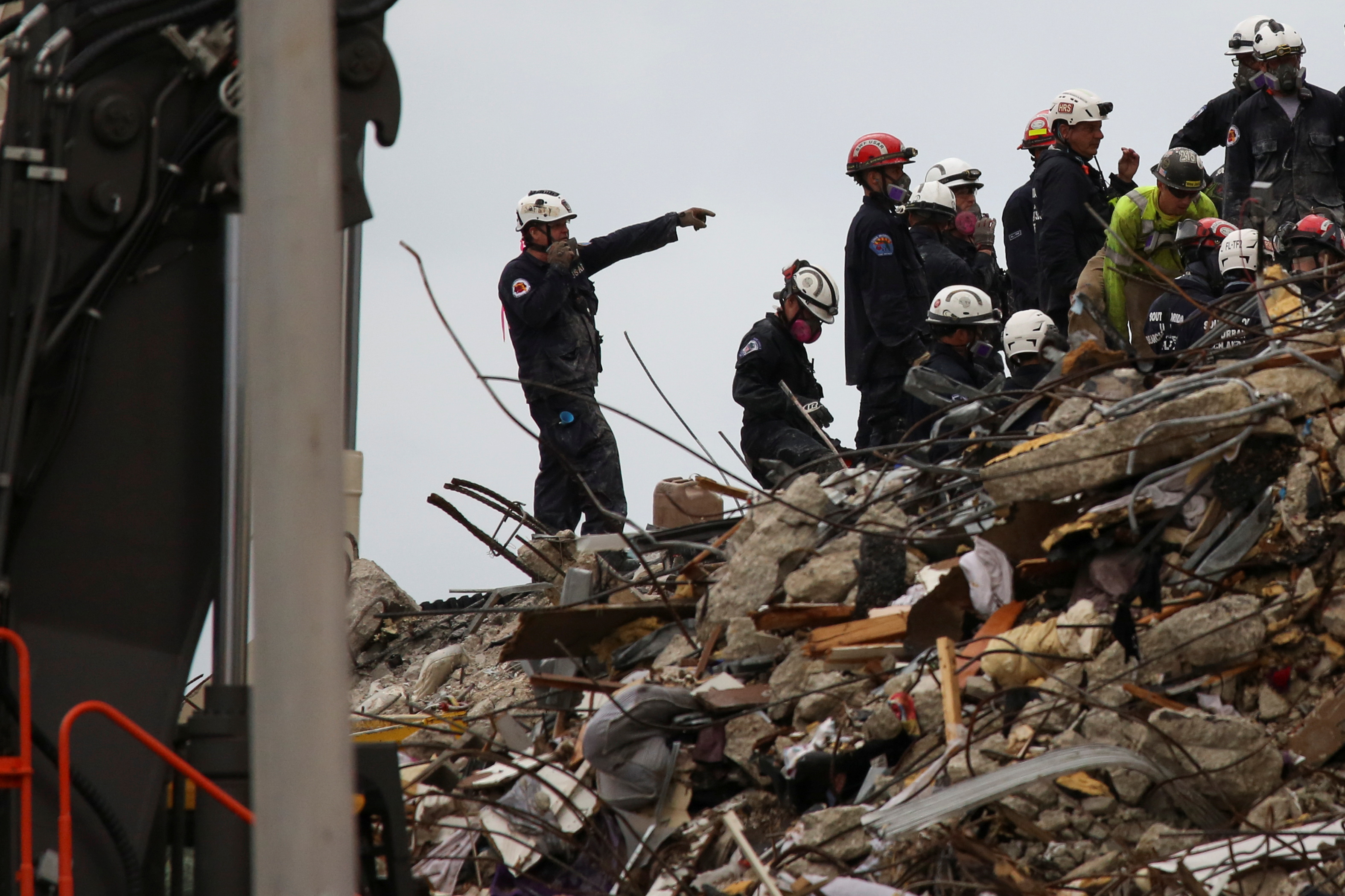 Reanudan labores de rescate en los escombros del edificio colapsado de Miami (VIDEO)