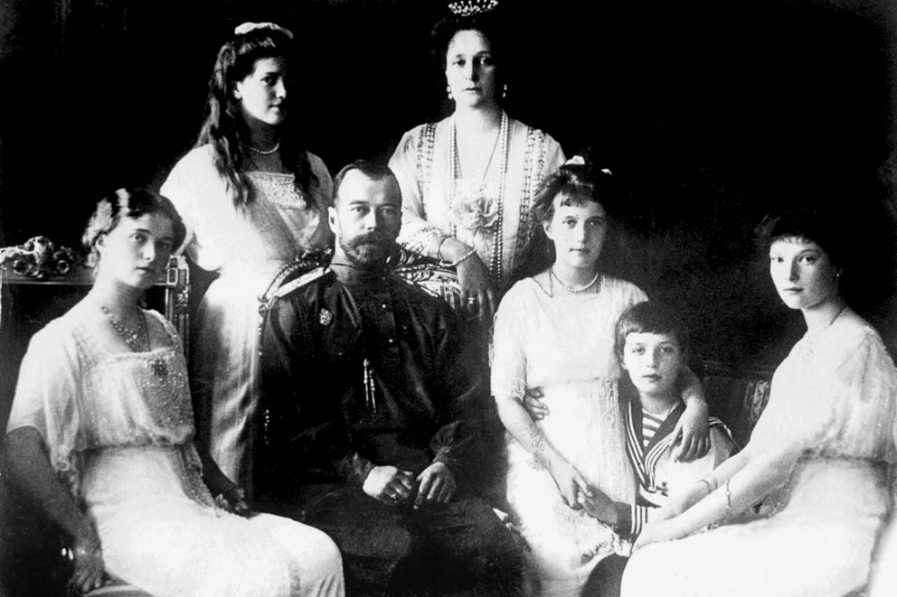Una orgía de sangre, balas, sablazos y diamantes: Los 20 minutos de la masacre del zar Nicolás II y la familia real rusa
