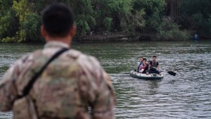 Gobernadores de EEUU envían militares a la frontera con México para atender la crisis migratoria