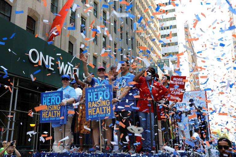 Nueva York celebró el fin de las restricciones impuestas por la pandemia con un desfile sin mascarillas