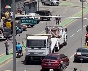 Fuerte cola en la Av. Baralt tras colisión entre dos vehículos este #6Jul (VIDEO)