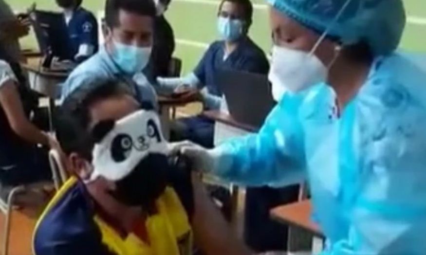 Le ATERRAN las agujas y protagonizó graciosa escena en puesto de vacunación (VIDEO)