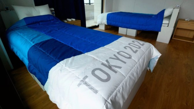 ¿Fake News? Atleta probó las camas “anti-sexo” de la Villa Olímpica y lo publicó en las redes (VIDEO)