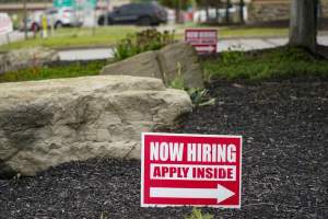 Empresas en EEUU luchan por contratar a trabajadores y ofrecen nuevos salarios