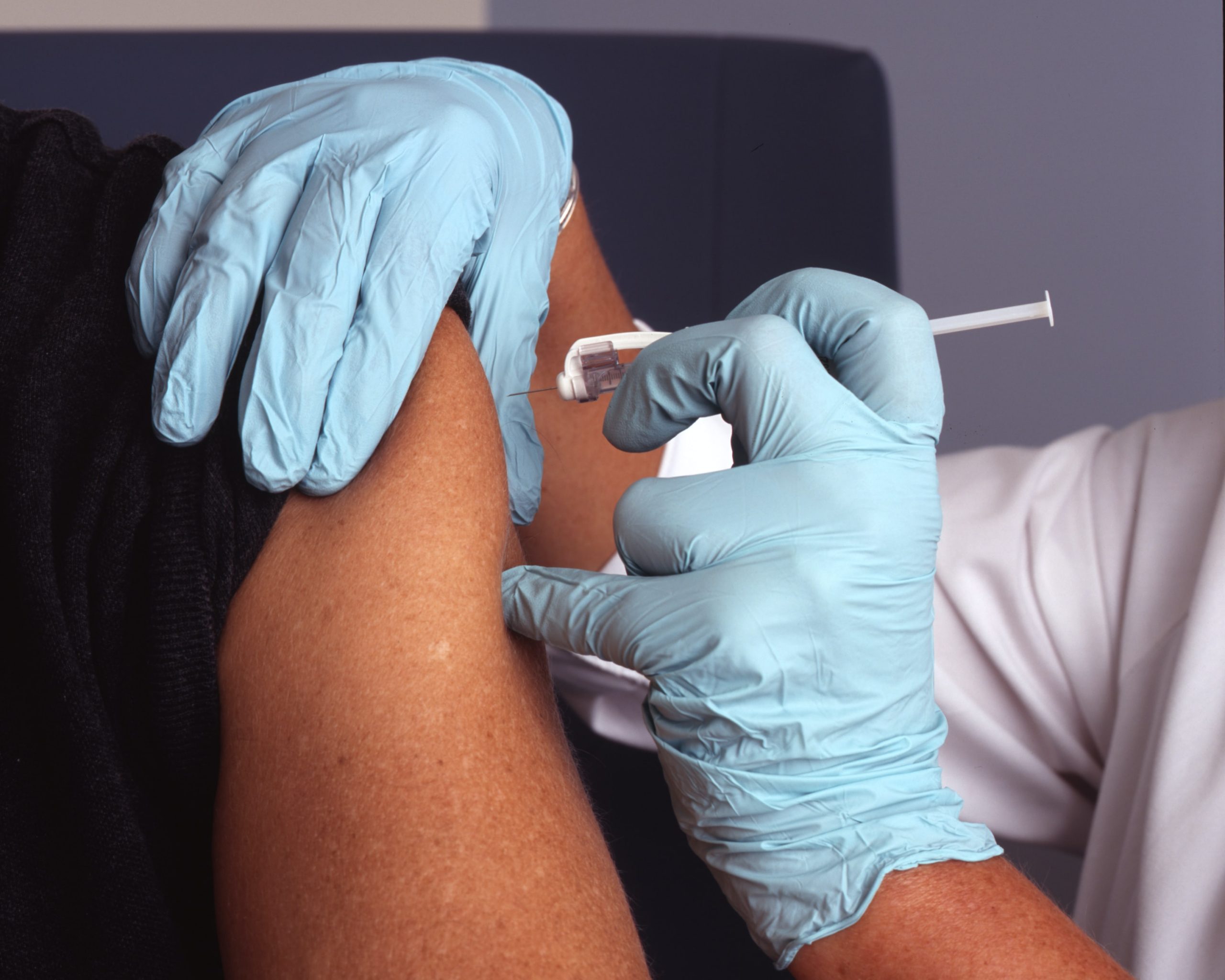 Gobierno está implantando microchips con la vacuna, afirman uno de cada cinco estadounidenses