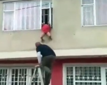 Venezolano salvó a niña que quedó atrapada en una ventana de su residencia en Bogotá (VIDEO)