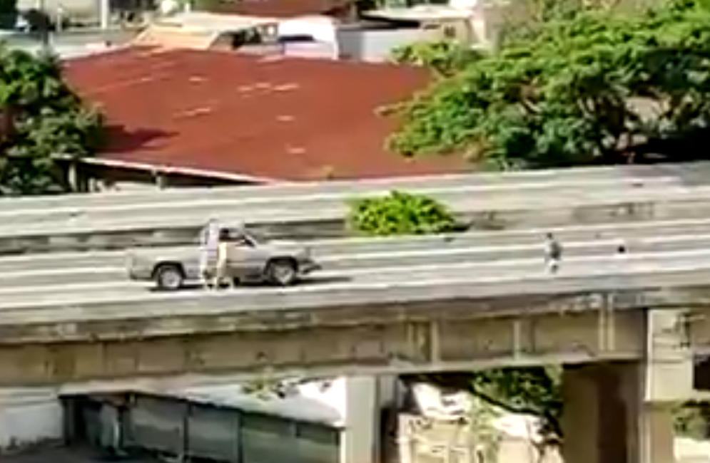 Hampa de la Cota 905 roba vehículos a conductores desprevenidos en la autopista (Video)