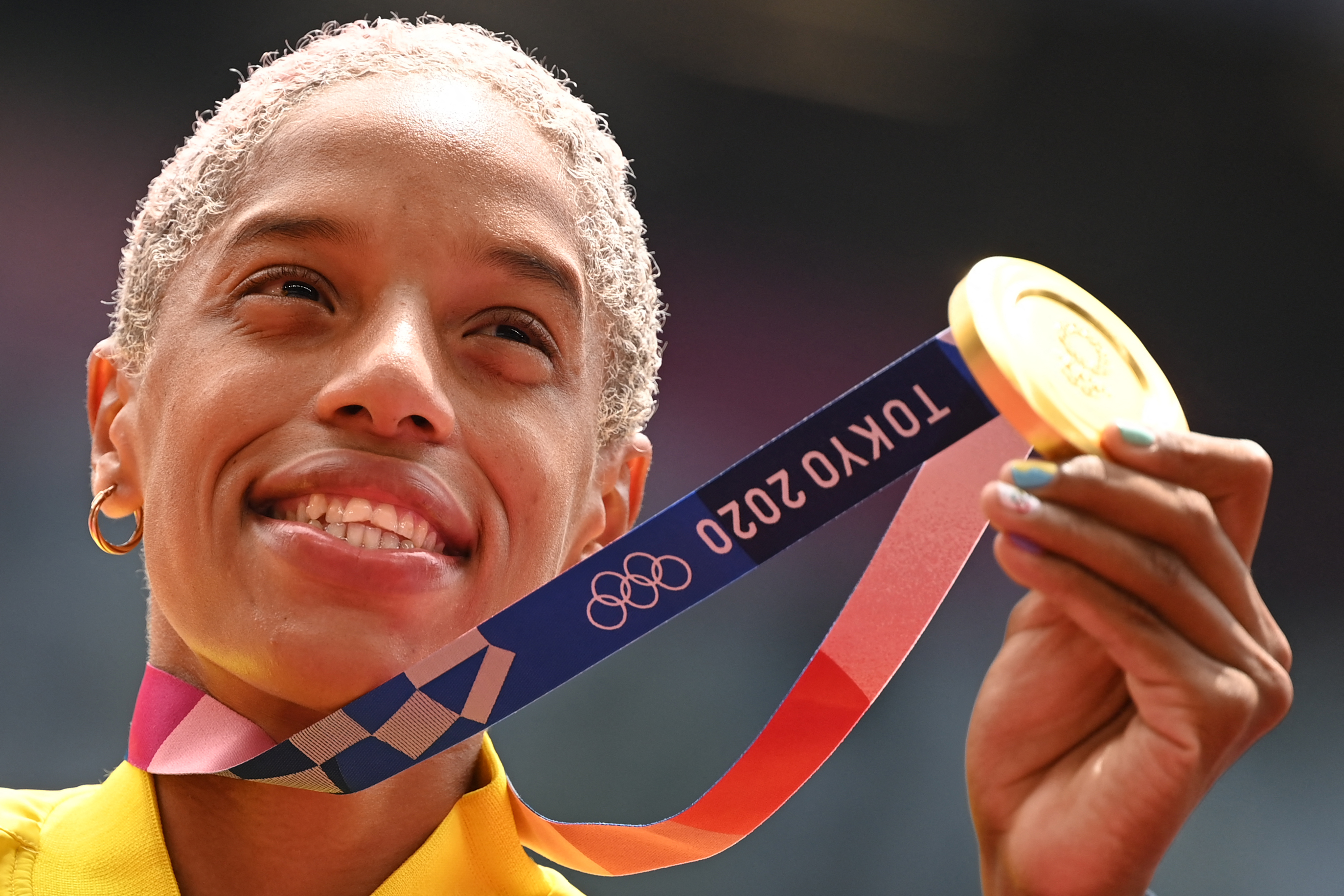 Y el “Gloria al Bravo Pueblo” sonó en Tokio: Yulimar Rojas ya luce su medalla de oro (FOTOS)
