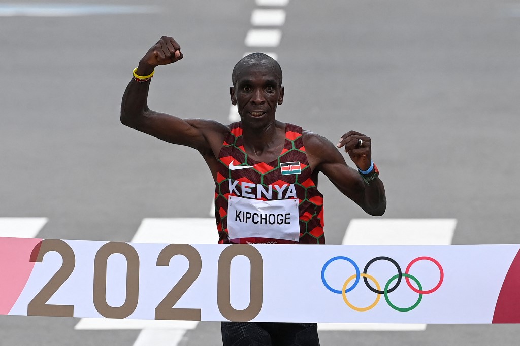 El keniano Eliud Kipchoge revalidó su título olímpico en el maratón