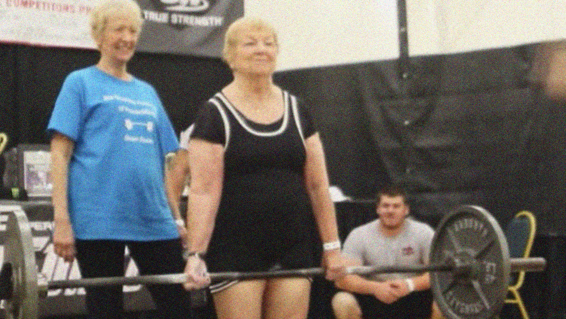 ¡Increíble! Estadounidense de 100 años se convirtió en la levantadora de pesas más anciana del mundo (VIDEO)