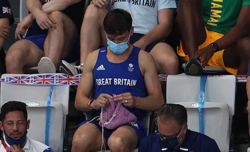 Tom Daley, el medallista olímpico que se volvió viral por tejer en las gradas en Tokio (Fotos)
