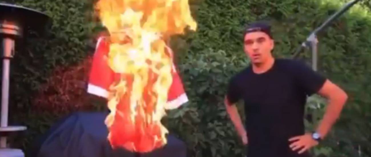 ¡Todo mal! Hincha del Manchester United quemó su camiseta de Cristiano pensando que iba al City (Video)