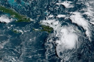 Fred se fortalece a tormenta tropical mientras se dirige a la costa de EEUU