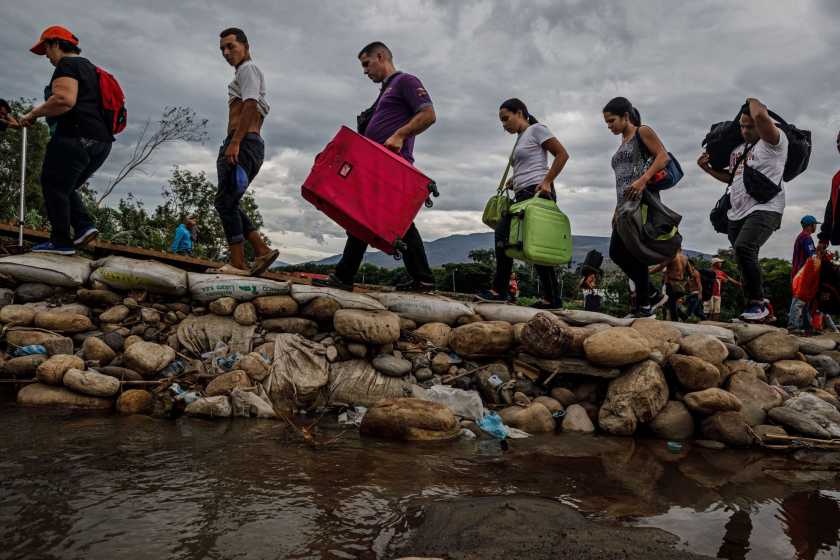 Venezolanos en un pueblo fronterizo de Colombia: ¿Qué cuesta y cuánto se arriesgan? (VIDEOS)