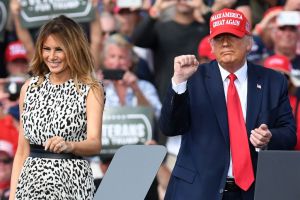 “Maga”: La nueva línea de gorras rojas que Donald Trump lanzó al mercado