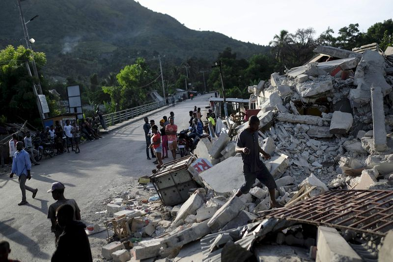 La búsqueda de sobrevivientes en Haití tras el poderoso y letal terremoto (VIDEO)