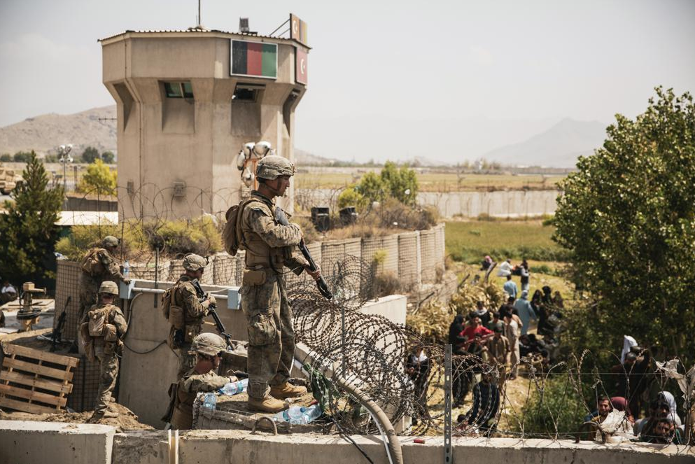 Asesinatos selectivos cometidos por talibanes alimentan el miedo en aeropuerto de Kabul