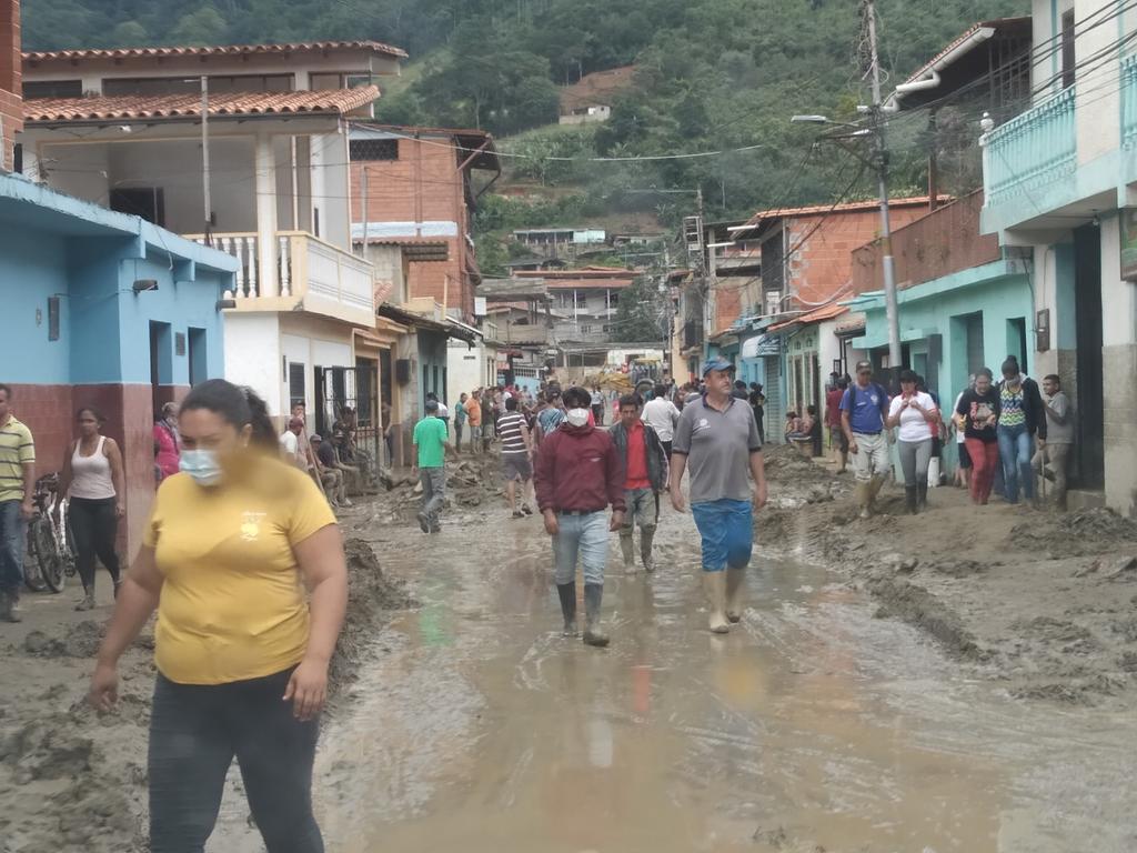 Entre lodo, piedras y troncos: Los pobladores de Tovar iniciaron las labores de limpieza tras las inundaciones (Imágenes)