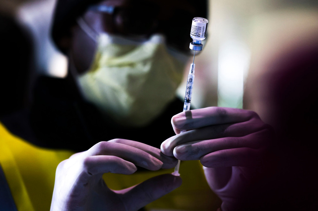 Por qué es necesaria una tercera dosis de la vacuna contra el coronavirus, según Pfizer