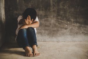 Horror en EEUU: Estranguló a su hijastra con un pantalón y alegó que lo hizo por culpa de la migraña
