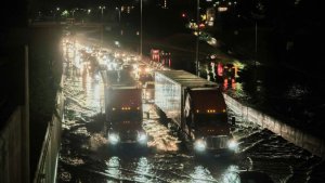 Fuertes aguaceros provocaron inundaciones y cierres de carreteras en EEUU