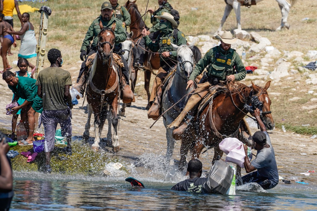 Abren una investigación contra la policía Fronteriza de EEUU por embestir a los migrantes con sus caballos (VIDEO)