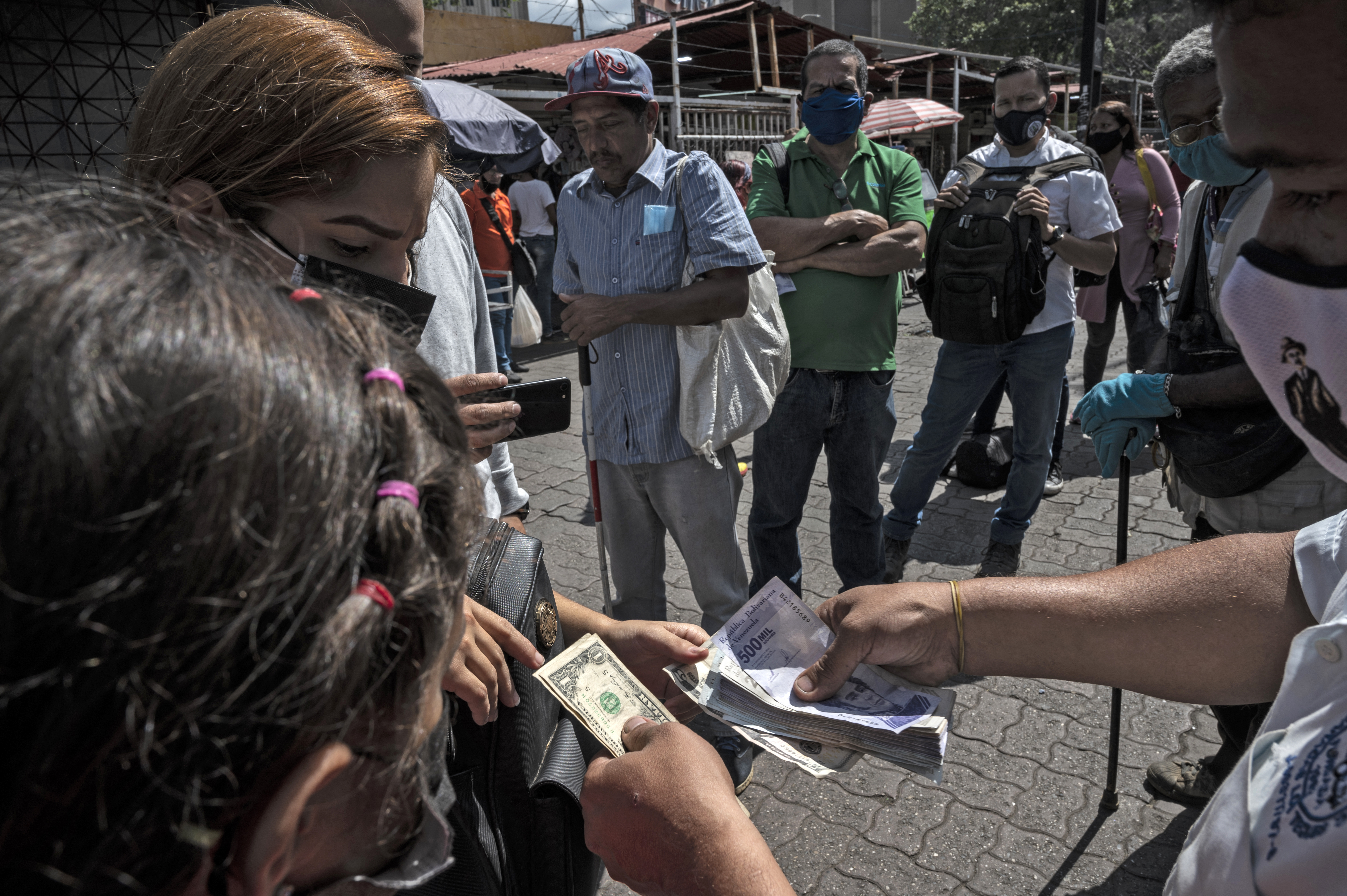 Pesimismo en alza: los venezolanos indican que su situación económica ha empeorado