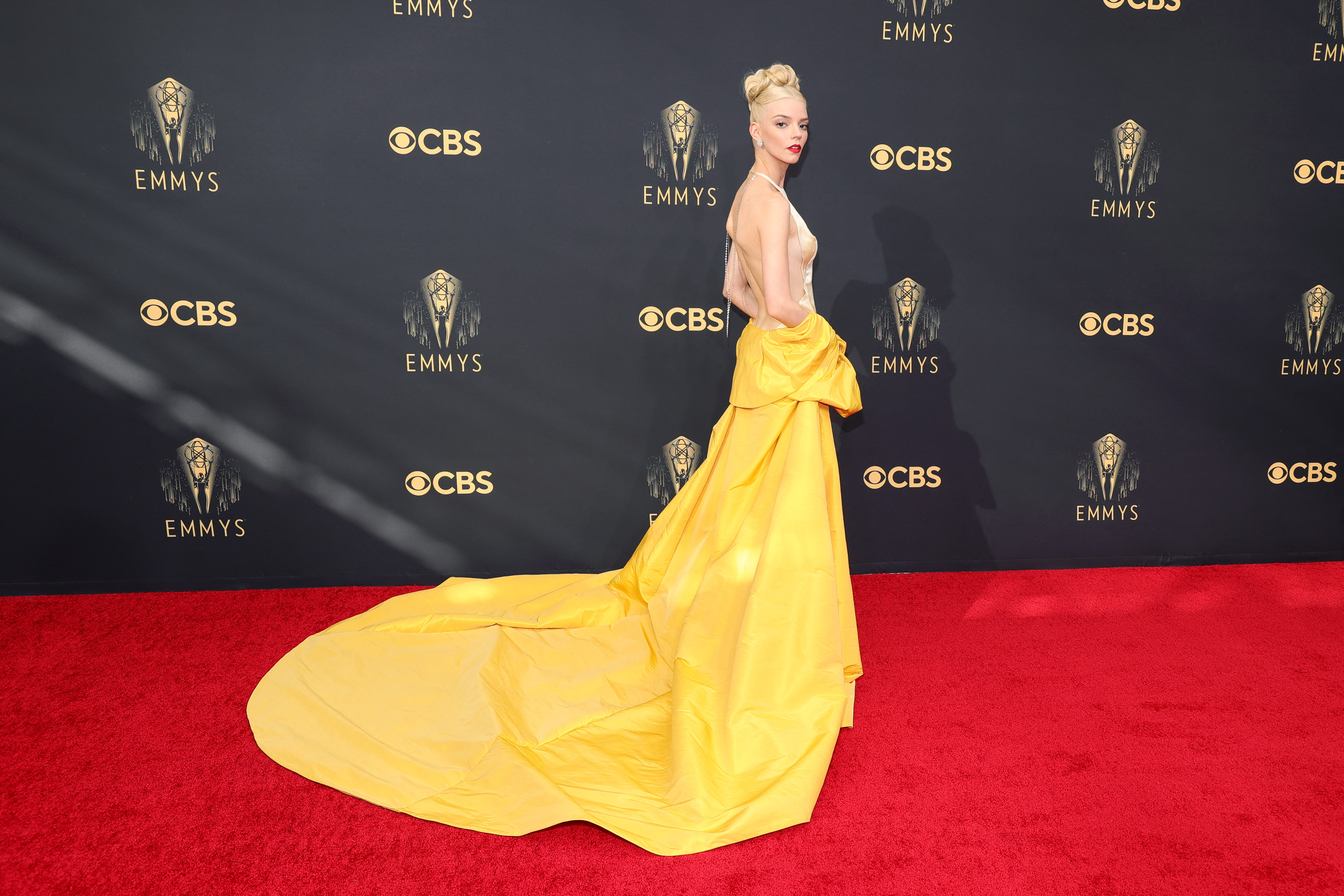 Celebridades desfilan por la alfombra roja de los Emmy, tras dos años virtuales por la pandemia