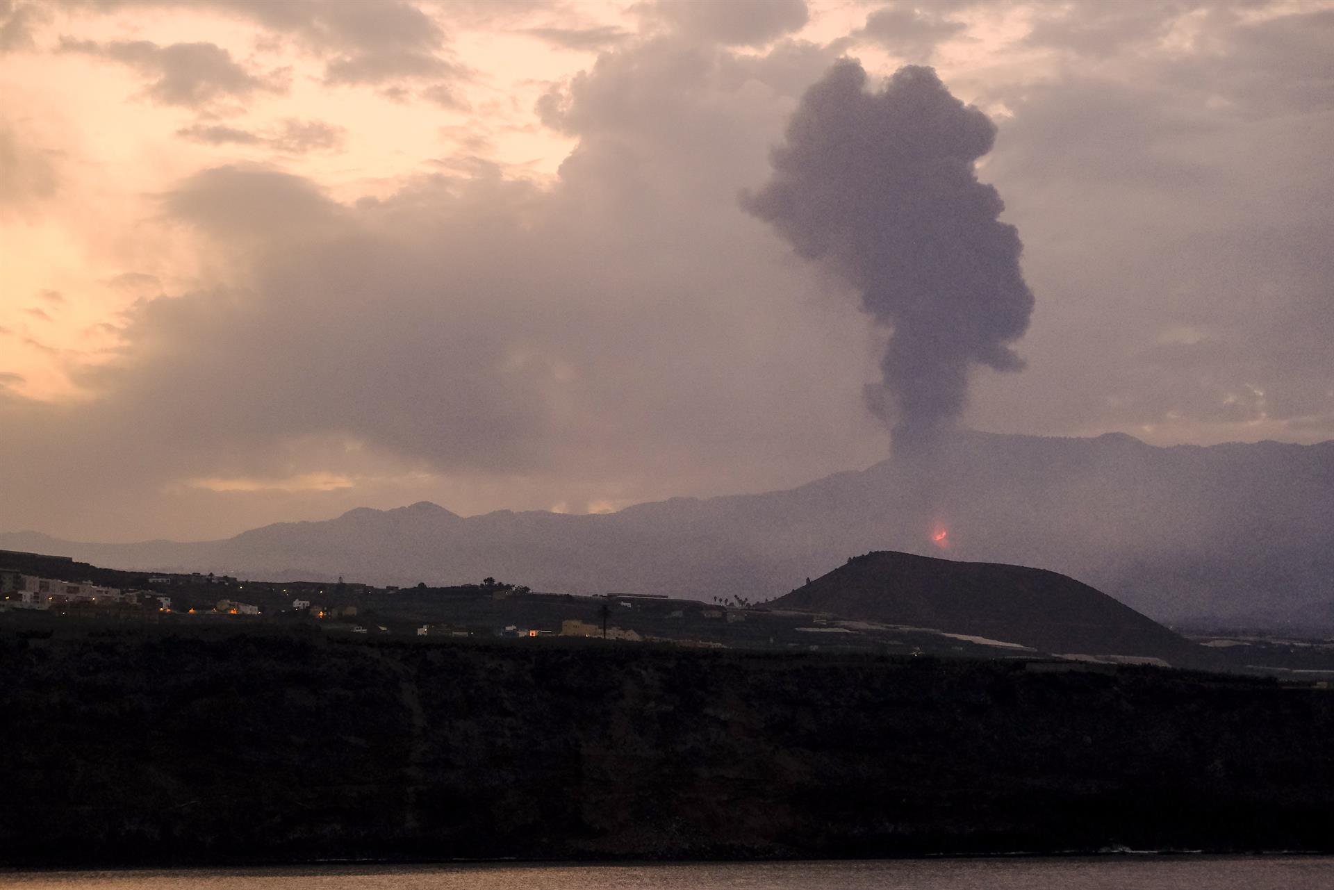 Tras una breve calma, vuelve a entrar en erupción el volcán de La Palma (IMÁGENES)