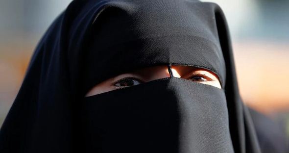 Talibanes ordenaron que las mujeres usen niqab en universidades, el velo que solo deja los ojos al descubierto