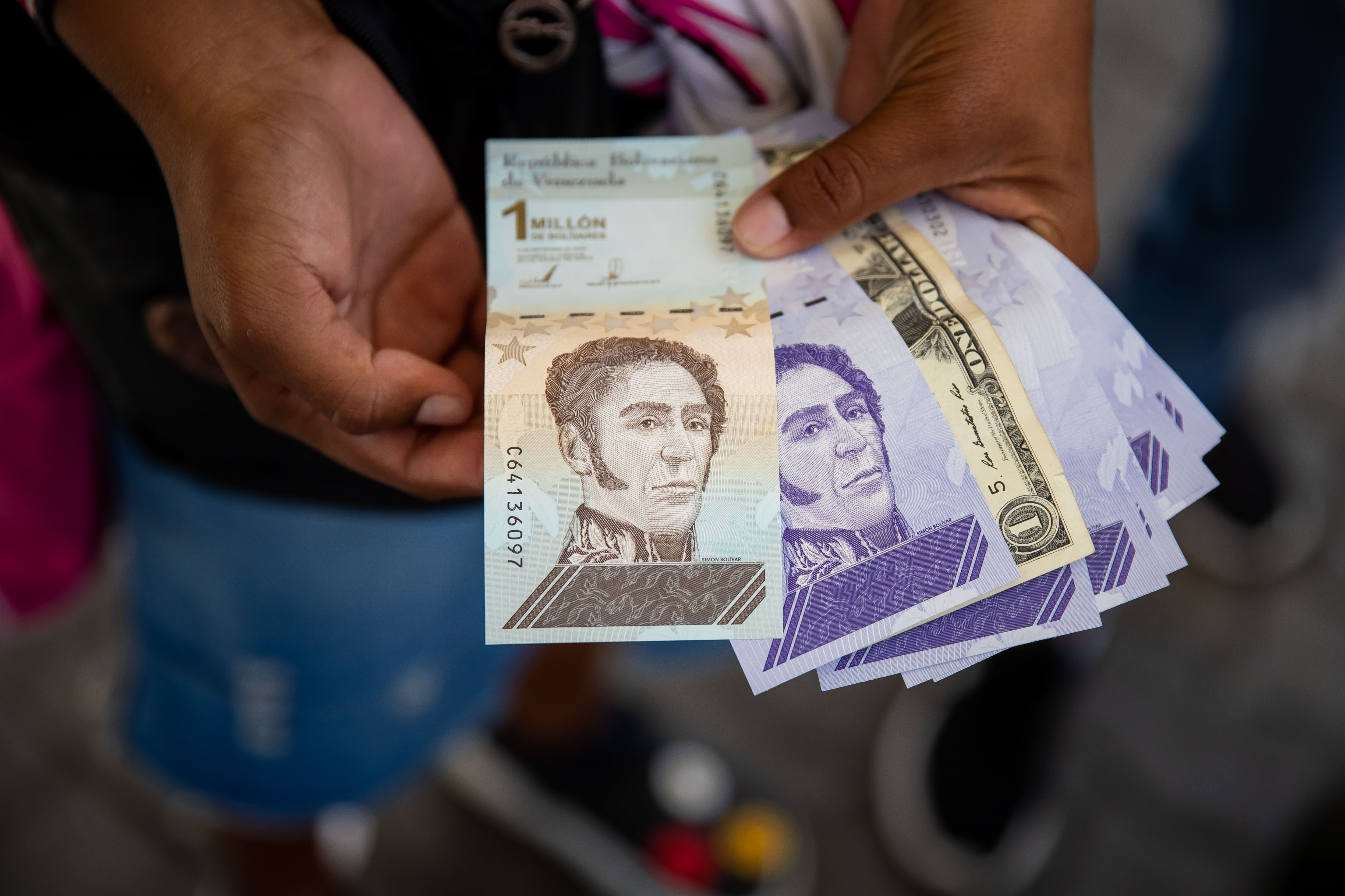 Maduro aumenta el salario mínimo… pero lo deja a mitad de camino