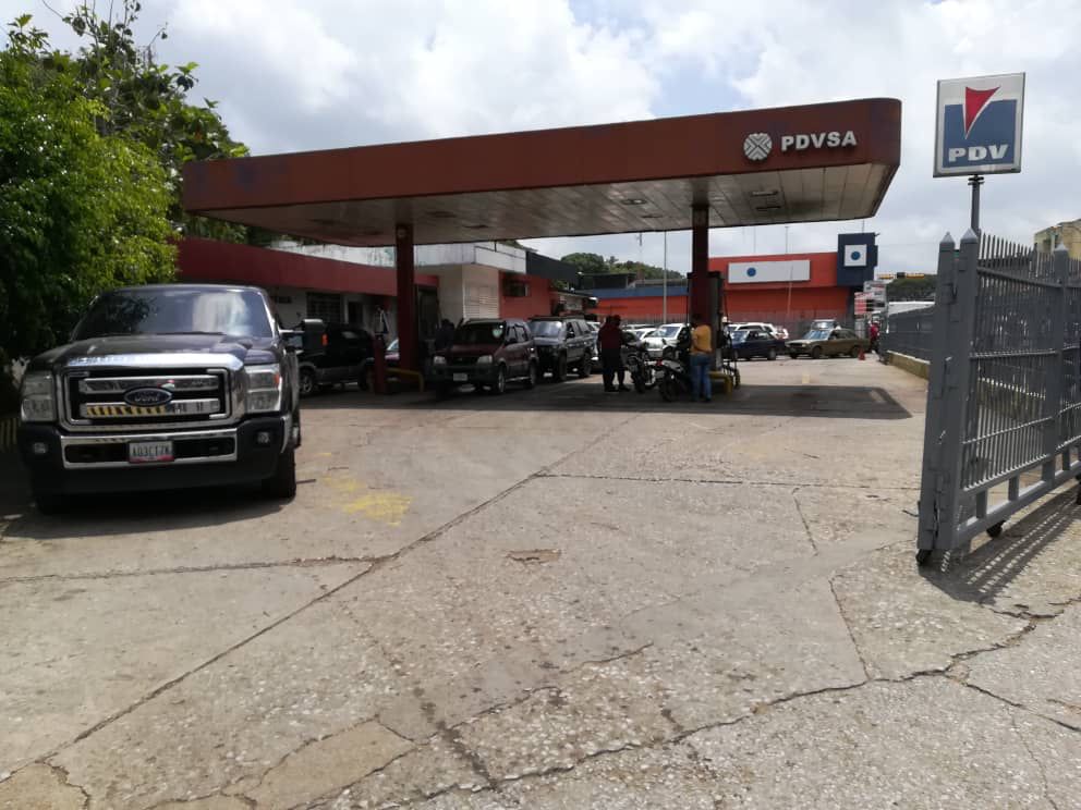 Mínimo tres días en cola para echar 30 litros de gasolina: La agonía de los guariqueños en las bombas