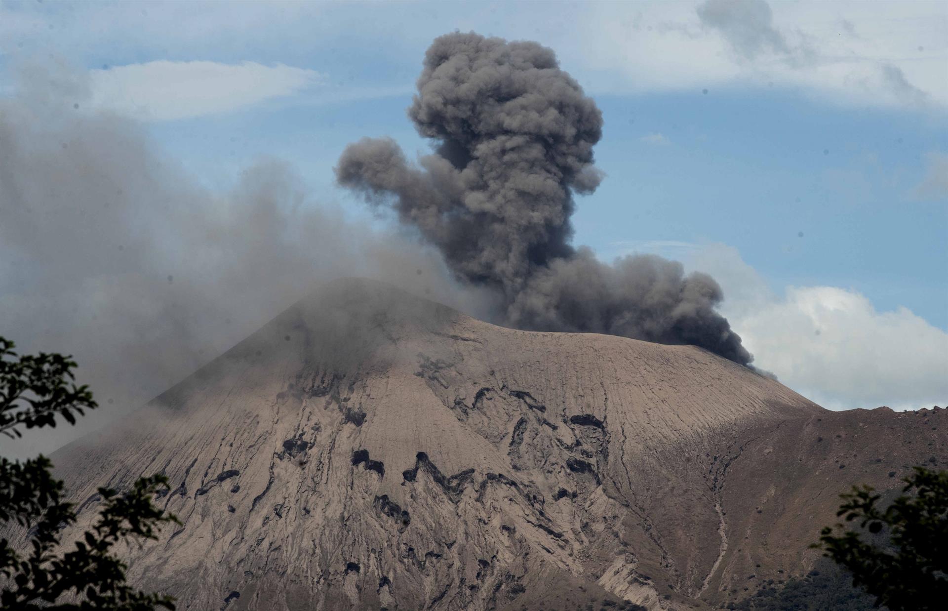 El volcán Telica registró actividad eruptiva provocando deslizamientos y afectando a las comunidades aledañas (VIDEOS)
