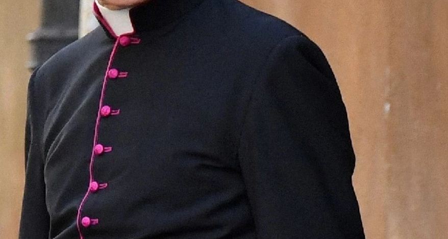 Obispo español renunció tras enamorarse de una escritora de novelas eróticas